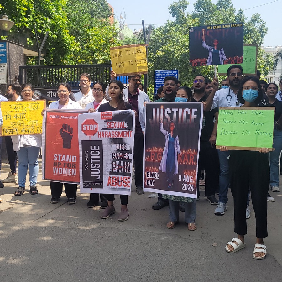 Nach der Vergewaltigung und Ermordung einer jungen Ärztin in einem Krankenhaus in Kolkata (Indien) sind Ärztinnen und Ärzte tagelang auf die Straße gegangen. © NDR/Deepika Bose Foto: Deepika Bose