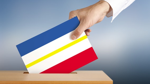 Wahlurne der Landesflagge von Mecklenburg Vorpommern (Montage) © Fotolia Foto: Andre