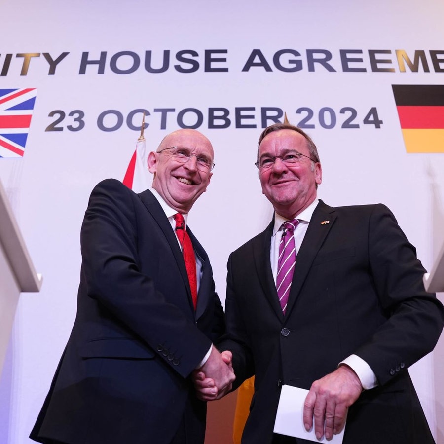 Boris Pistorius und John Healey haben das Kooperationsabkommen unterzeichnet © picture alliance / empics Foto: Jordan Pettitt