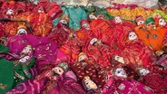 bunte Marionetten aus Rajasthan auf einem Handwerkermarkt in Neu Delhi © NDR Foto: Peter Hornung