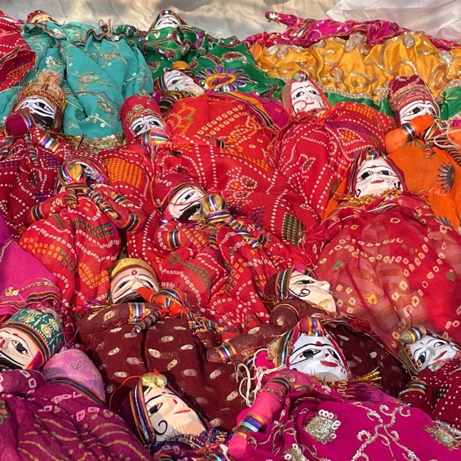 bunte Marionetten aus Rajasthan auf einem Handwerkermarkt in Neu Delhi © NDR Foto: Peter Hornung