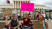 Frauen protestieren vor dem Obersten Gerichtshof der USA in Washington für das Abtreibungsrecht © dpa Foto: Alex Brandon
