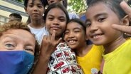Singapur Korrespondentin Lena Bodewein mit Kindern auf den Philippinen © NDR Foto: Lena Bodewein