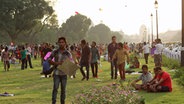 Inder stehen auf einer Wiese und feiern ihre Unabhängigkeit  Foto: Silke Diettrich