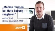 Journalist André Kroll (41) von ZAPP sitzt auf einem Rollcontainer, im Hintergrund ist ein Monitor zu sehen. Auf einer Schrift im Bild steht seine Forderung: "Medien müssen bei Hate Speech reagieren". © NDR 