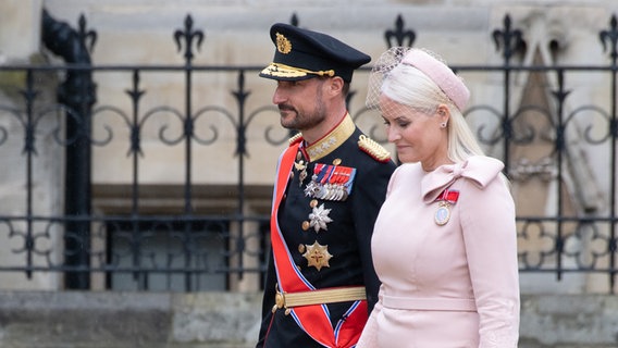 Norwegens Kronprinzenpaar Haakon und Mette-Marit besuchen die Krönungszeremonie von König Charles III. in London. © picture alliance/Photoshot 