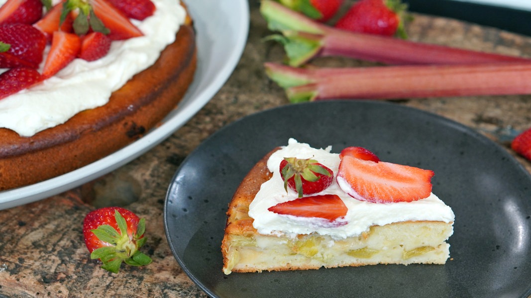 Rhubarb cake with fresh strawberries |  > – Guide – Cooking