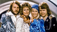 Die vier Mitglieder der Band ABBA posieren nebeneinander für ein Gruppenbild. © WDR/Alamy 