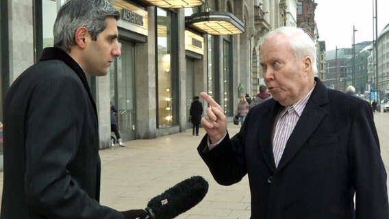 Michel Abdollahi (l.) im Gespräch mit einem älteren Herren. © NDR 