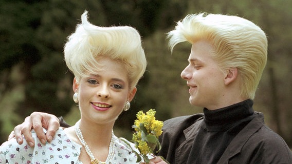 Eine Frau und ein Mann präsentieren im Jahr 1988 neue Frisuren. © picture-alliance / dpa Foto: Wolfgang Eilmes