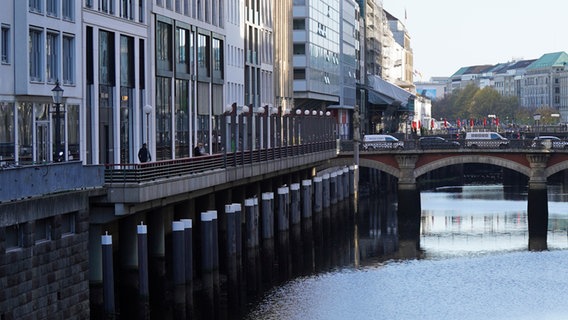 Das Alsterfleet nahe der Adolphsbrücke in der Hamburger Innenstadt. © picture alliance/dpa Foto: Marcus Brandt