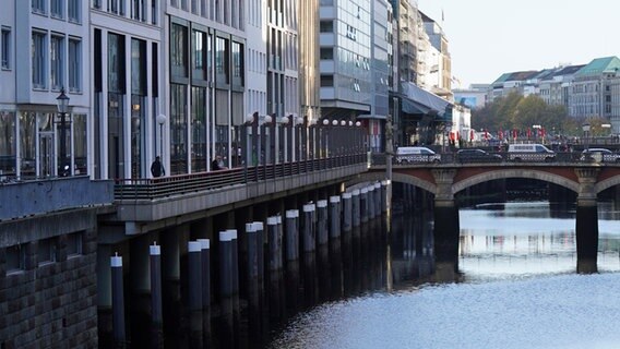 Das Alsterfleet nahe der Adolphsbrücke in der Hamburger Innenstadt.  © picture Alliance/dpa Foto: Marcus Brandt