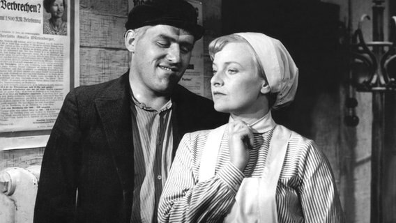 Mario Adorf und Rose Schäfer in "Nachts, wenn der Teufel kam" von 1957. © picture-alliance 