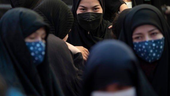 Frauen in Hijabs © picture alliance / NurPhoto Foto: Morteza Nikoubazl