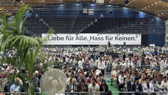 Die Jalsa Salana ist die jährlich stattfindende dreitägige Hauptversammlung der Ahmadiyya Muslim Jamaat Deutschland Die Jalsa Salana ist die jährlich stattfindende dreitägige Hauptversammlung der Ahmadiyya Muslim Jamaat Deutschland © Jalsa Salana Deutschland