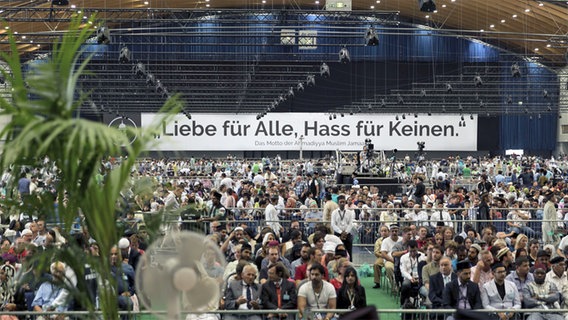 Die Jalsa Salana ist die jährlich stattfindende dreitägige Hauptversammlung der Ahmadiyya Muslim Jamaat Deutschland © Jalsa Salana Deutschland 