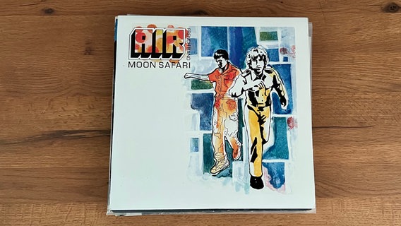 Das Cover der Platte "Moon Safari" von Air liegt auf einem Tisch © Parlophone Label Group (Plg) (Warner) 