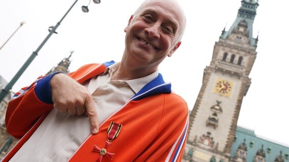 Der Kabarettist Alfons mit dem Bundesverdienstkreuz © picture alliance/dpa | Marcus Brandt Foto: Marcus Brandt