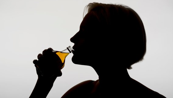 Eine Frau trinkt Alkohol aus einer Flasche © picture alliance / Shotshop 