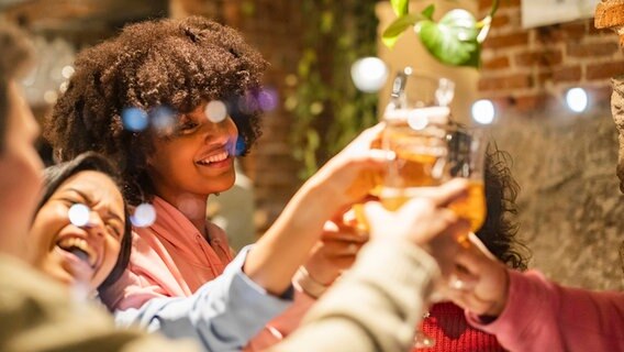 Feiernde Menschen trinken Alkohol © imago 