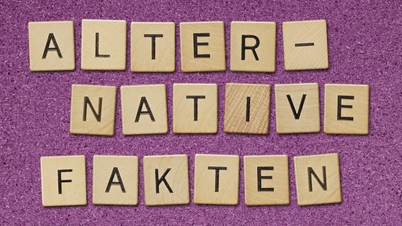 Der Begriff "alternative Fakten" gelegt mit Buchstaben-Plättchen. © fotolia.com Foto: JWS, chones