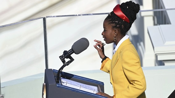 Die Lyrikerin Amanda Gorman spricht bei der Amtseinführung Joe Bidens an einem Rednerpult. © picture alliance / ASSOCIATED PRESS Foto: Saul Loeb