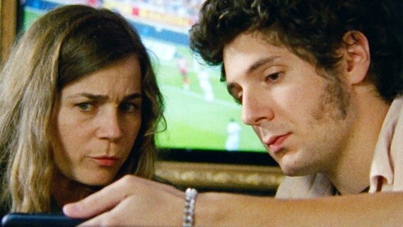 Blanche Gardin als Marie und Vincent Lacoste in einer Szene des Films "Online für Anfänger" © X Verleih 