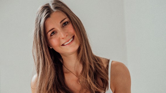 Annelina Waller (28) verdient Geld indem sie Werbung für Produkte auf der sozialen Plattform Instagram macht.  