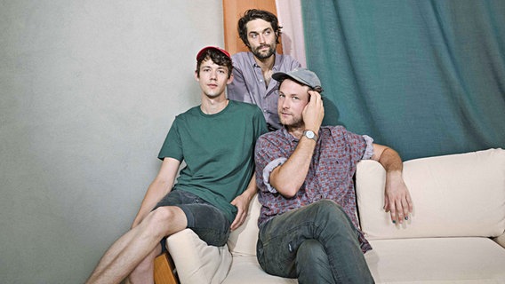 Drei Männer sitzen auf einem Sofa © picture alliance/dpa/Check your Head | Martin Lamberty 