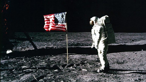 Apollo 11 Astronaut Edwin "Buzz" Aldrin steht neben der US-Flagge auf dem Mond. © picture-alliance/ dpa Foto: Nasa
