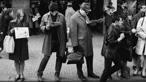 Robert Lebeck: Zeitungslesende als sichtbares Zeichen der neuen Pressefreiheit, Prag, 17. April 1968 © Archiv Robert Lebeck Foto: Robert Lebeck
