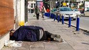 Ein Obdachloser liegt auf dem Bürgersteig in Istanbul © picture alliance / Pacific Press Foto: Idil Toffolo