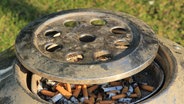 Ein alter Aschenbecher voller Zigarettenstummeln. © Colourbox Foto: -