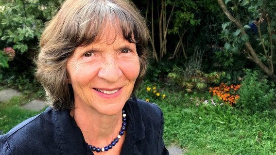 Eine ältere Frau blickt lächelnd in die Kamera © Valerie Assmann 