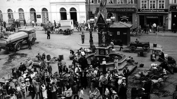 Ein Platz in Schwerin, fotografiert von oben, ist bevölkert mit Komparsen für den Film "Aus meiner Kindheit". © DEFA-Stiftung / Heinz Wenzel Foto: Heinz Wenzel