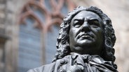 Blick auf das Denkmal für Komponist Johann Sebastian Bach vor der Thomaskirche in Leipzig. © picture alliance/dpa-Zentralbild/dpa Foto: Hendrik Schmidt