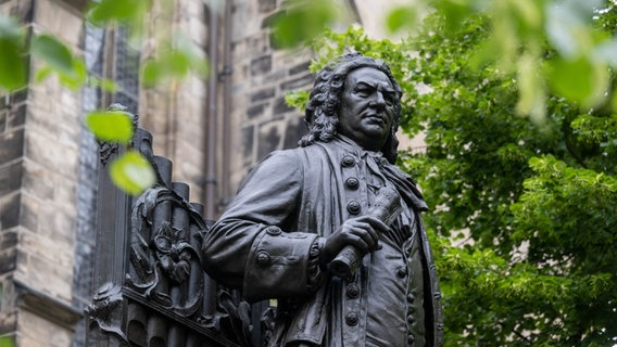 Johann Sebastian Bach Denkmal © picture alliance/dpa | Hendrik Schmidt 