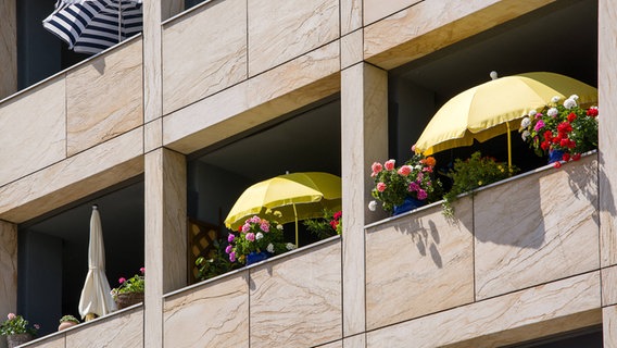 Balkone mit Sonnenschirmen © imago/McPHOTO 