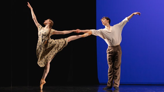Ein Mann und eine Frau tanzen Ballett © Silvano Ballone 