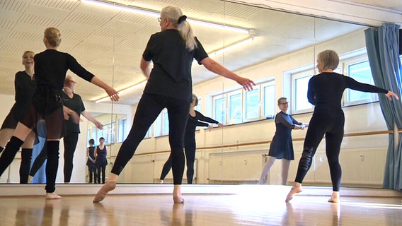 Eine Gruppe älterer Frauen tanzt vor einem Spiegel Ballett-Figuren. © NDR.de 