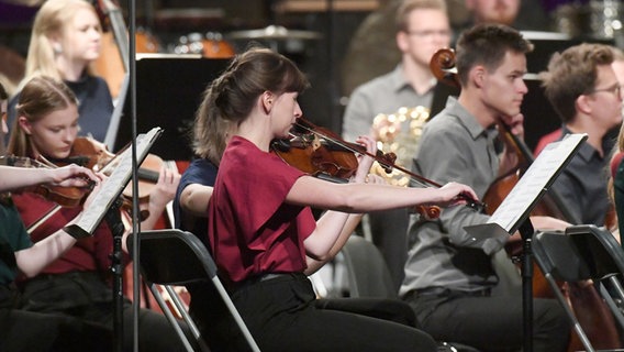 Junge Menschen spielen in einem Orchester © picture alliance/dpa Foto: Stefan Sauer