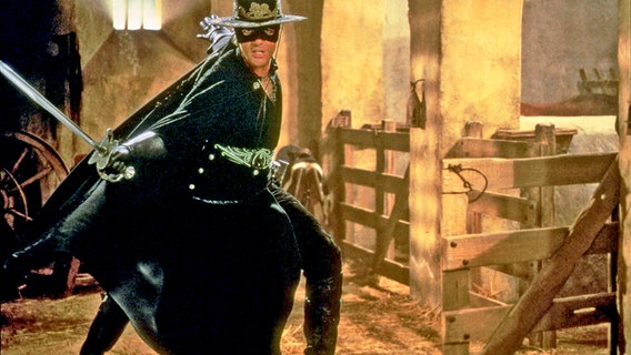 Filmstill: Antonio Banderas mit Cape und Sombrero und Schwert in der Rolle des Zorro © Filmfest München 2019 