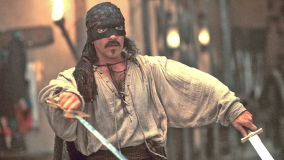 Filmstill: Antonio Banderas mit maskiertem Gesicht und Degen in der Rolle des "Zorro" (2005) © Filmfest München 2019 