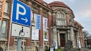 Schwerbehinderten Parkplatz vor Museum © NDR.de Foto: Mathias Heller