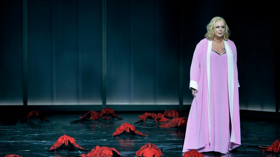 Eine Frau steht auf einer Bühne © picture alliance/dpa/Festspiele Bayreuth | Enrico Nawrath 