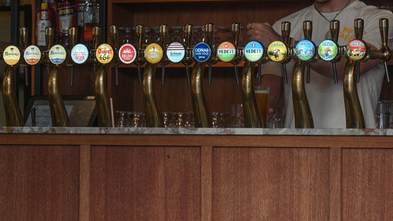 Viele Zapfhähne mit belgischem Bier in einer belgischen Kneipe © Artur Widak/NurPhoto Foto: Artur Widak