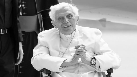 Papst Benedikt XVI. im Rollstuhl bei seinem Besuch Mitte 2020 in Deutschland © picture alliance Foto: Sven Hoppe