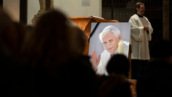 Bild mit Papst Benedikt XVI. in einer Kirche © Lennart Preiss/dpa Foto: Lennart Preiss