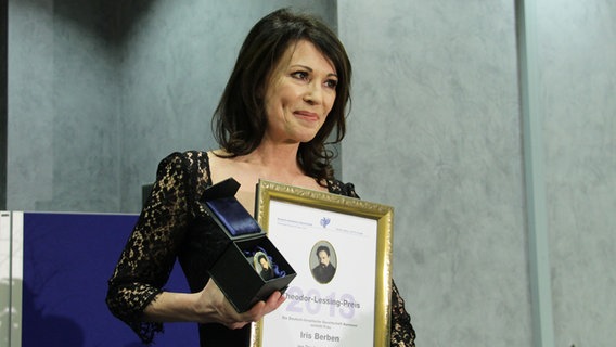 Die Schauspielerin Iris Berben nimmt im Hannover den Theodor-Lessing-Preis entgegen. © NDR Foto: Jens Otto