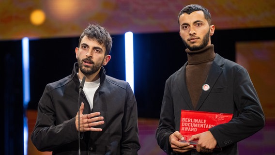 Regisseure Yuval Abraham (l) und Basel Adra © picture alliance/dpa | Monika Skolimowska 